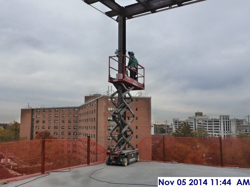 Welding clips along the columns at the 4th Floor East (800x600)